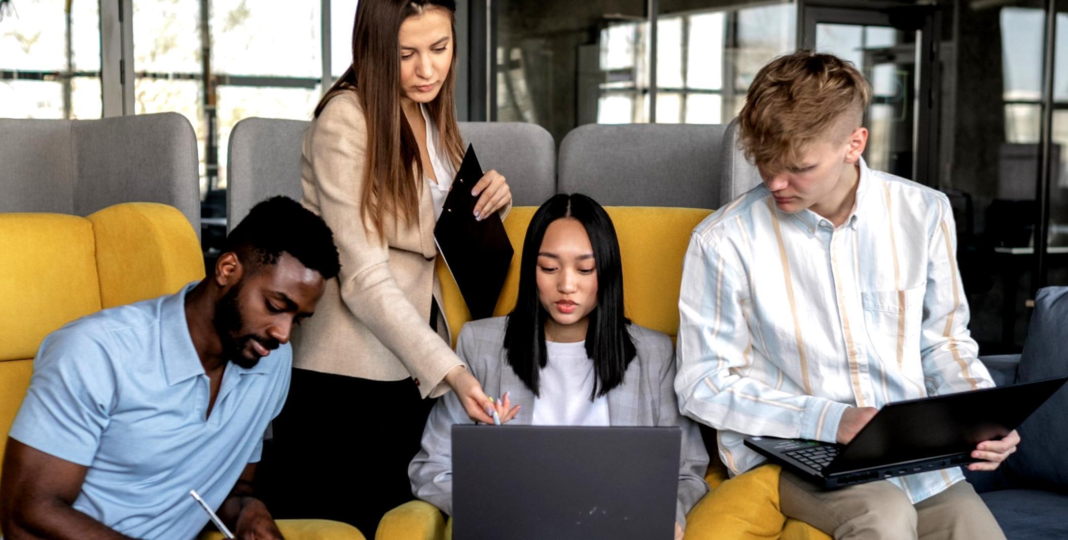 Mediu de lucru modern pentru specialiști SEO